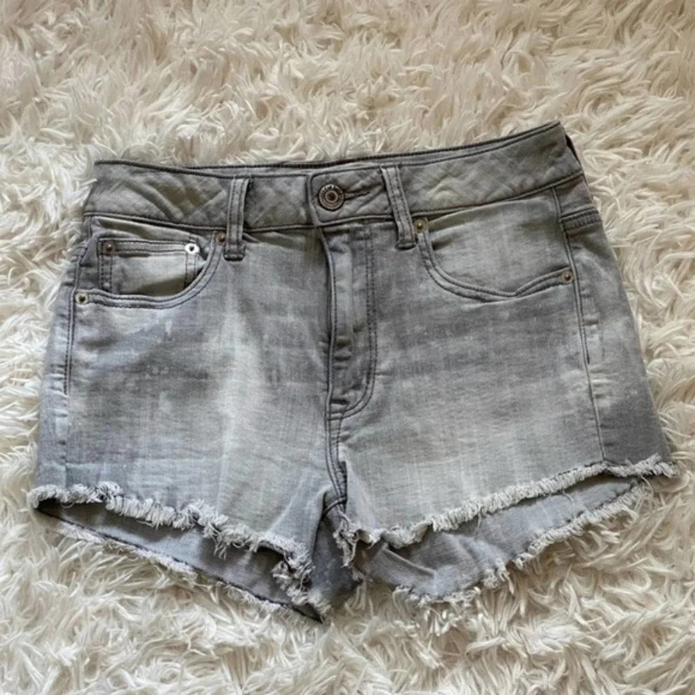 American Eagle Gray Distressed Denim Shorts Size 6 - Picture 2 of 11